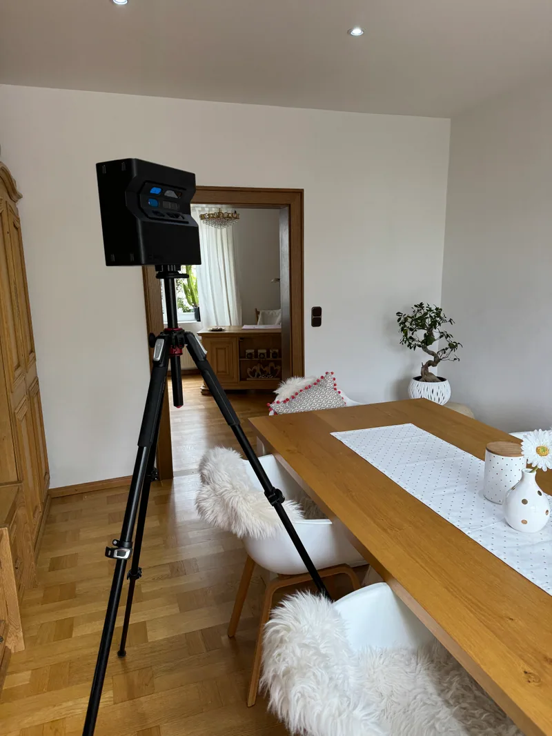 3D-Aufnahmegerät beim Termin in einem Innenraum