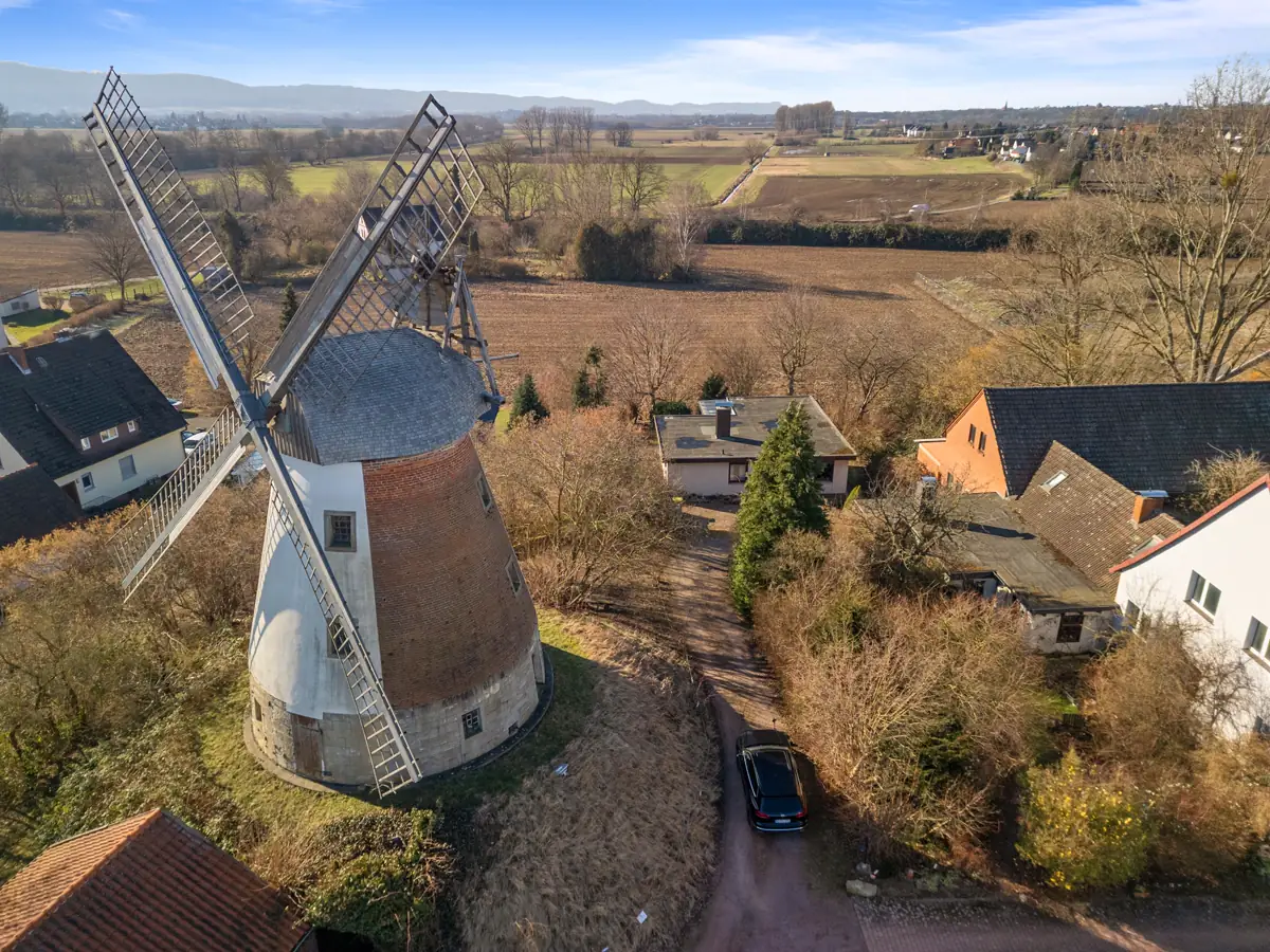 Drohnenaufnahme einer Mühle mit weiter Landschaft bei Minden