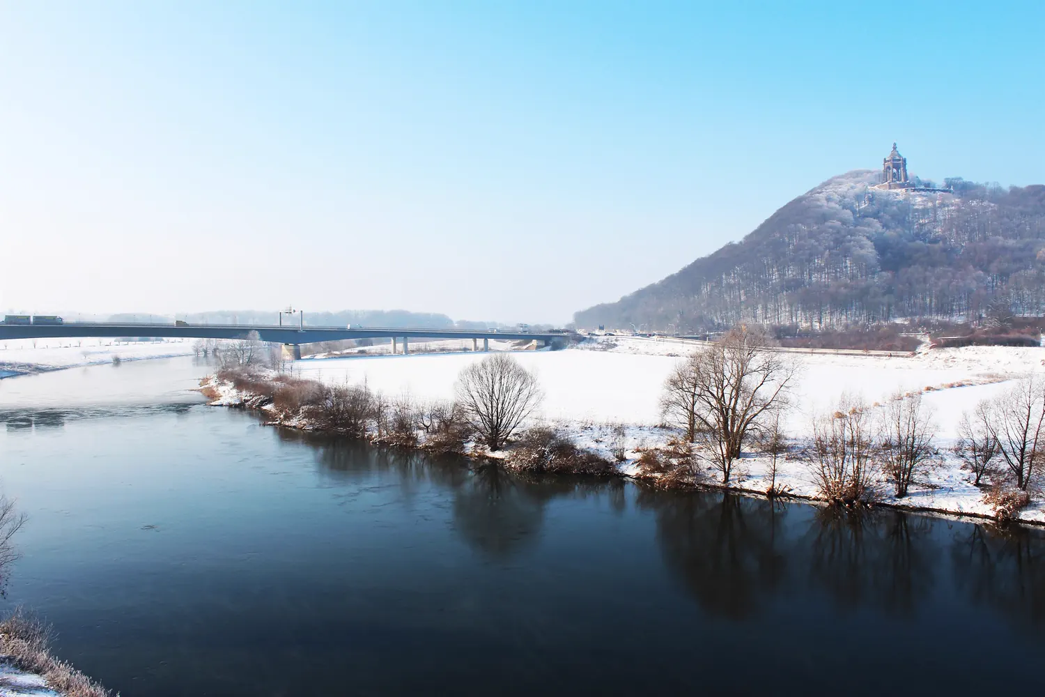 Winterlicher Blick über die Weser zum Kaiser-Wilhelm-Denkmal in Porta Westfalica