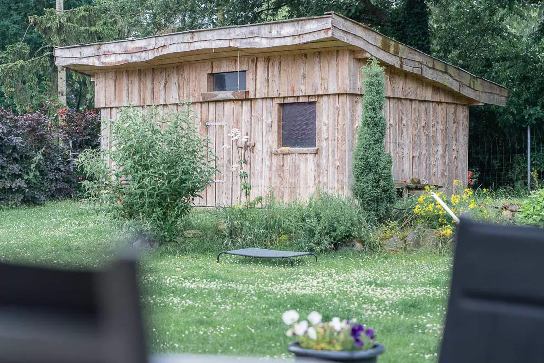Gartenansicht mit hölzernem Nebengebäude
