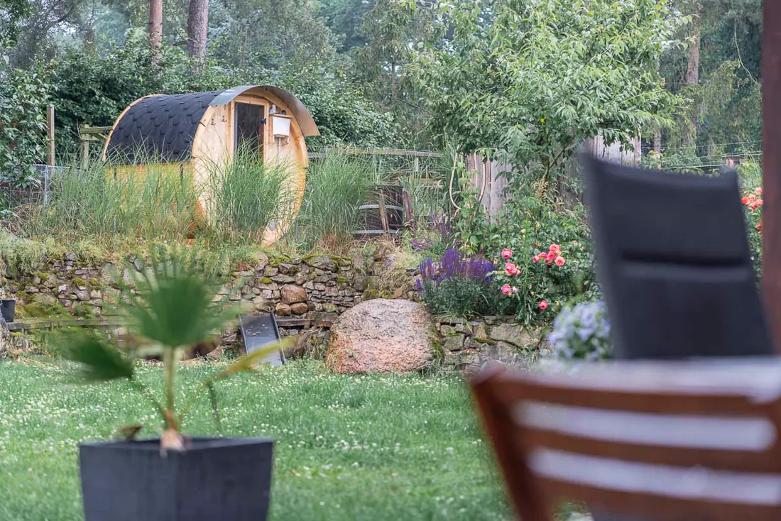 Gartenansicht mit kleiner Gartensauna