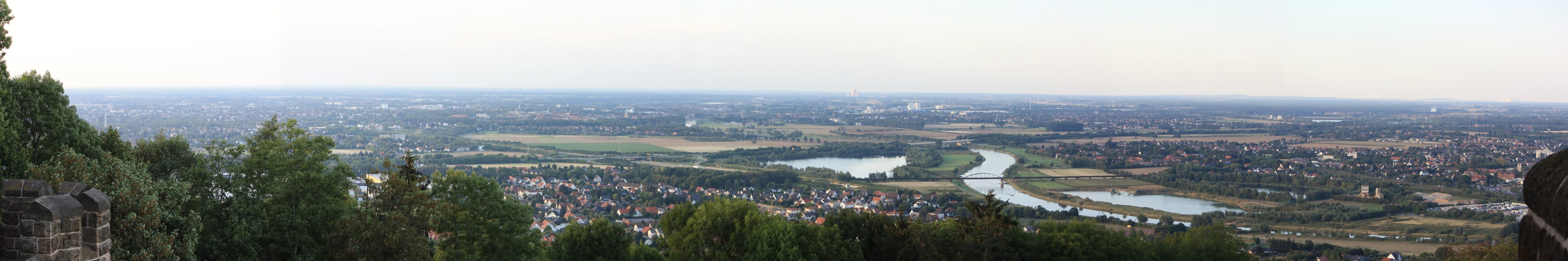Panoramablick vom Kaiser-Wilhelm-Denkmal über Porta Westfalica und die Weser